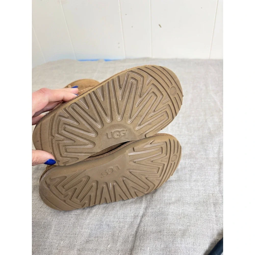 UGG Classic Short Boots Kids Size 11 Chestnut Suede Sheepskin 1017703T